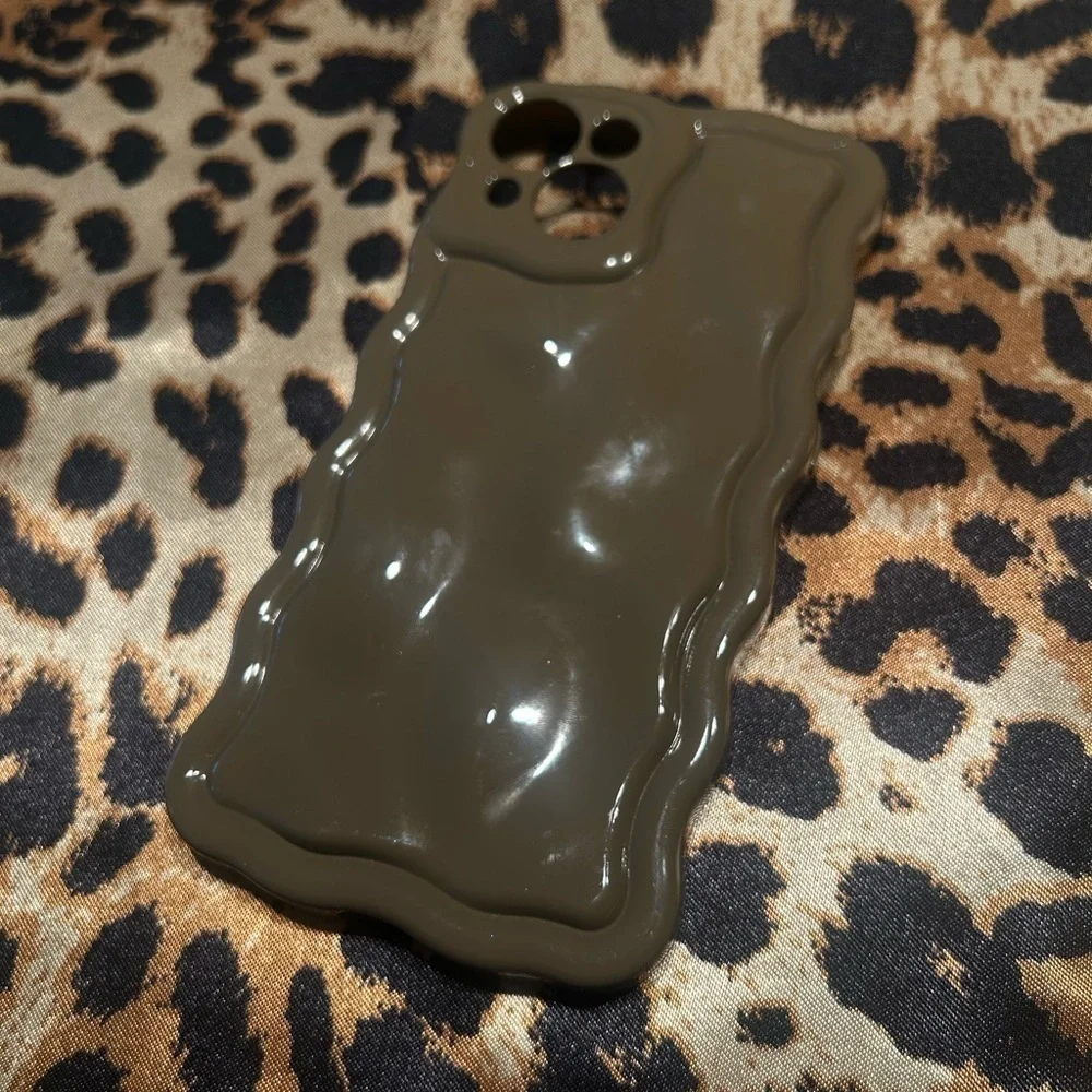 Brown Wavy iPhone 14 Case